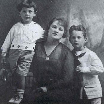 Arthur Miller, la madre Augusta e il fratello Kermit.