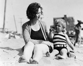 Norma Jeane a 3 anni con la madre Gladys Monroe.