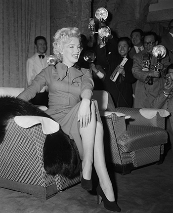 Marilyn Monroe circondata dai reporter.