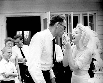 1 luglio 1956: Marilyn e Arthur Miller il giorno delle nozze.