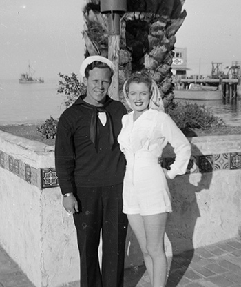 Jim e Norma Jeane nell'isola di Santa Catalina nel 1943.