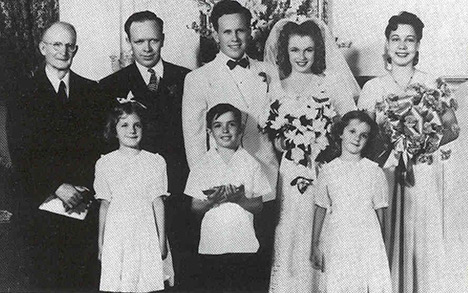 19 giugno 1942 furono celebrate a Brentwood le nozze fra Norma Jeane Baker Mortenson e Jim Dougherty.