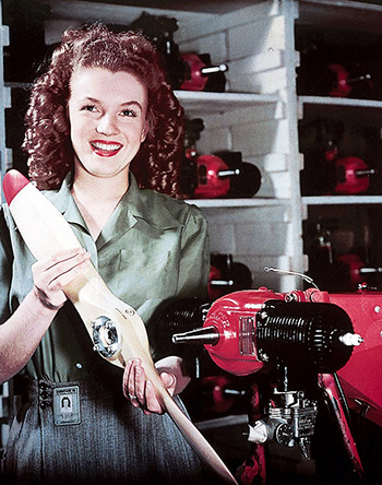 Norma Jeane al lavoro nell'industria aeronautica Lockheed in una foto di David Conover.