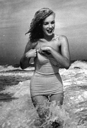Norma Jean in un servizio fotografico sulla spiaggia.
