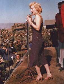Marilyn Monroe canta davanti alle truppe dei soldati